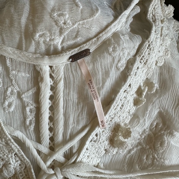 💕 Host Pick 💕 Free People White MiniBeach Dress with Floral Embroidery - Picture 2 of 8